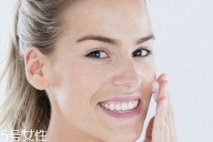 粉底液為什么溶妝？出油稀釋妝容