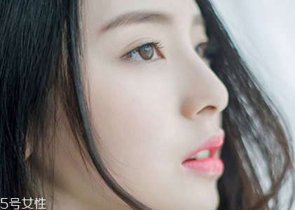 種睫毛是怎么種的？種睫毛是粘在睫毛這個位置