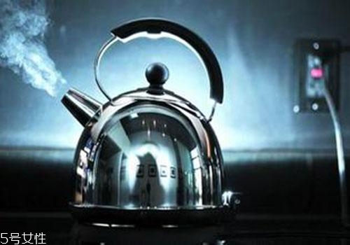 燒開的水冷了還能燒嗎 反復燒水危害大