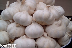 女性吃大蒜有什么好處 吃大蒜好處多多 女性吃大蒜有什么好處 吃大蒜好處多多
