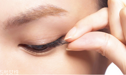 怎么使用單簇假睫毛？睫毛膏和假睫毛的區(qū)別