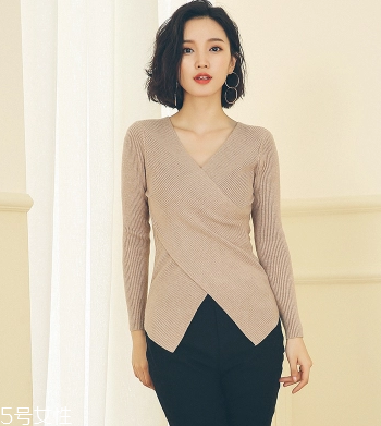 高領(lǐng)毛衣怎么穿好看？教你保暖又減齡的穿法