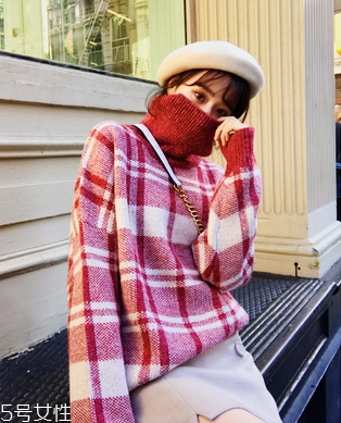 高領(lǐng)毛衣怎么穿好看？教你保暖又減齡的穿法