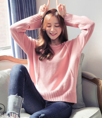 高領(lǐng)毛衣怎么穿好看？教你保暖又減齡的穿法