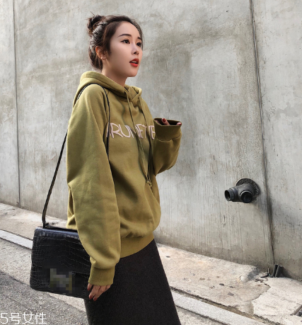 衛(wèi)衣買大點(diǎn)還是小點(diǎn)好？這樣挑選準(zhǔn)沒(méi)錯(cuò)