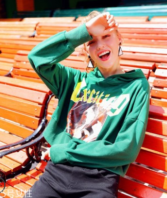 朋克風(fēng)女生穿衣 朋克和冬日更搭！