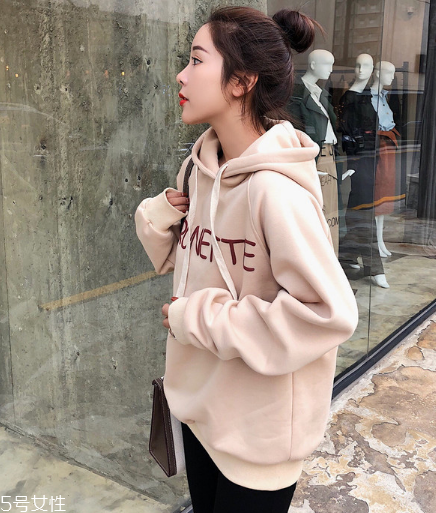 衛(wèi)衣買大了怎么辦？這樣穿酷到?jīng)]朋友