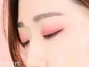 無妝眼影怎么畫？巧用粉色系眼影