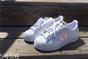 阿迪達斯有40.5碼嗎？阿迪達斯鞋碼這樣挑