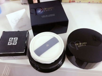 紀梵希散粉和紀梵希粉餅?zāi)膫€好