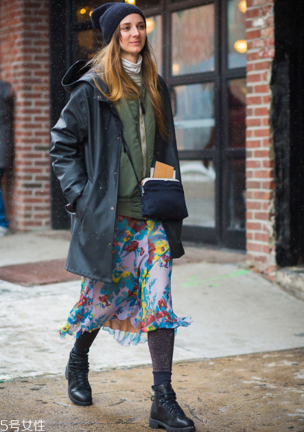 大衣搭配半身裙好看嗎？過年艷壓群芳全靠它