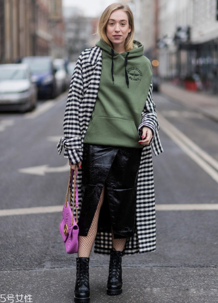 大衣搭配半身裙好看嗎？過年艷壓群芳全靠它