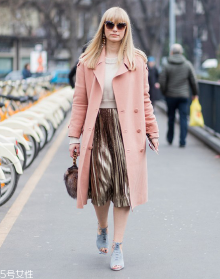 大衣搭配半身裙好看嗎？過年艷壓群芳全靠它