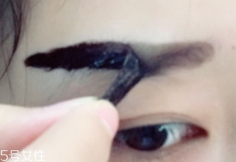 染眉膏和睫毛膏的區(qū)別 不要混合使用 染眉膏和睫毛膏的區(qū)別 不要混合使用