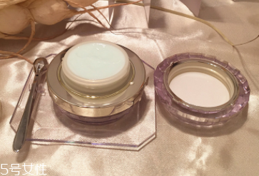 CPB晶致眼霜油不油？水油科學(xué)配比