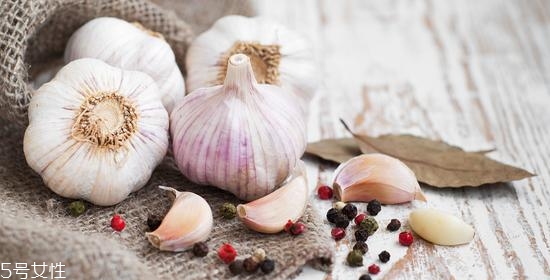 凍了的大蒜還能吃嗎 看有無(wú)變質(zhì) 凍了的大蒜還能吃嗎 看有無(wú)變質(zhì)