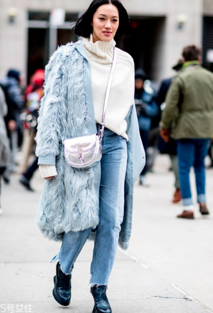 牛仔褲配什么毛衣好看？時(shí)髦復(fù)古風(fēng)女王穿搭