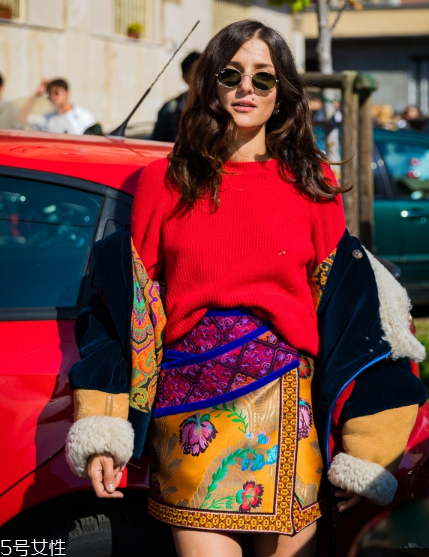 脖子短穿什么毛衣？輕松穿出天鵝頸