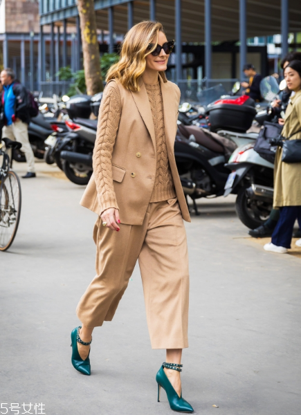 脖子短穿什么毛衣？輕松穿出天鵝頸