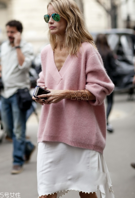 脖子短穿什么毛衣？輕松穿出天鵝頸