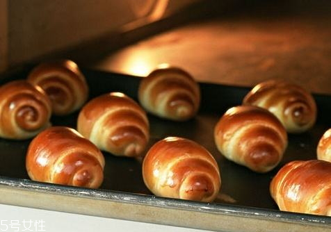 烤箱烤面包需要錫紙嗎 選用烘焙用紙 烤箱烤面包需要錫紙嗎 選用烘焙用紙