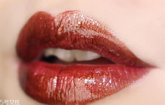 阿瑪尼黑管哪個(gè)色最火？阿瑪尼紅管和黑管的區(qū)別