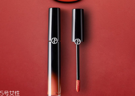 阿瑪尼黑管紅管哪個好？打造鮮艷欲滴的動人雙唇