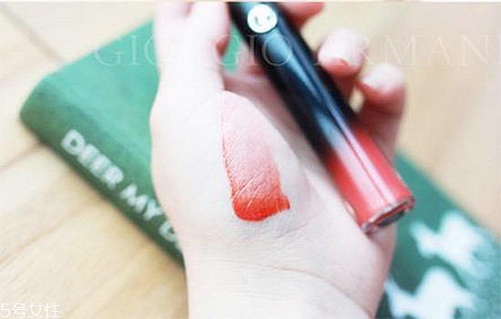 阿瑪尼黑管紅管哪個好？打造鮮艷欲滴的動人雙唇