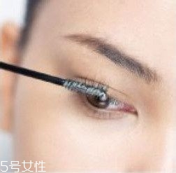 如何挑選合適的睫毛膏？這樣刷睫毛卷翹靚麗