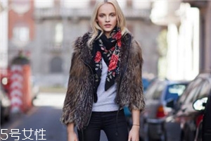 棕色皮草怎么搭配？這樣穿復(fù)古又有氣質(zhì)
