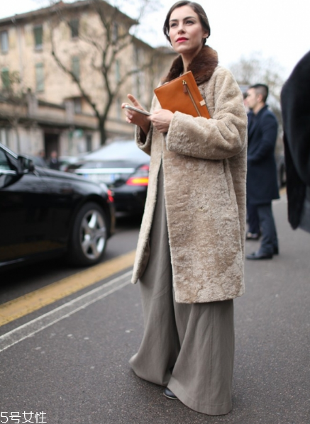 棕色皮草怎么搭配？這樣穿復(fù)古又有氣質(zhì)