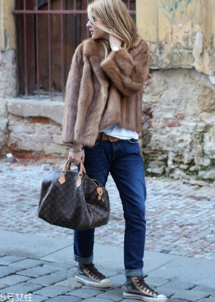 棕色皮草怎么搭配？這樣穿復(fù)古又有氣質(zhì)