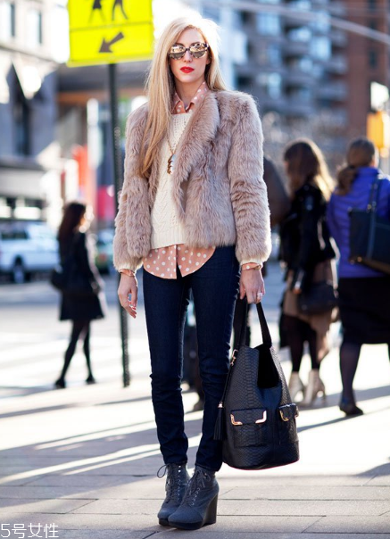 棕色皮草怎么搭配？這樣穿復(fù)古又有氣質(zhì)