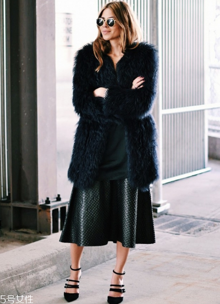 黑色皮草怎么搭配好看？教你凹足造型感