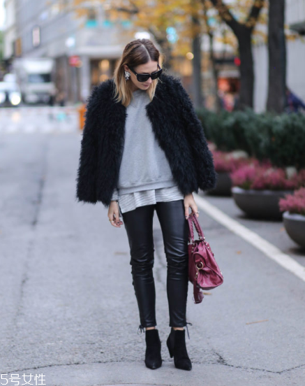 黑色皮草怎么搭配好看？教你凹足造型感