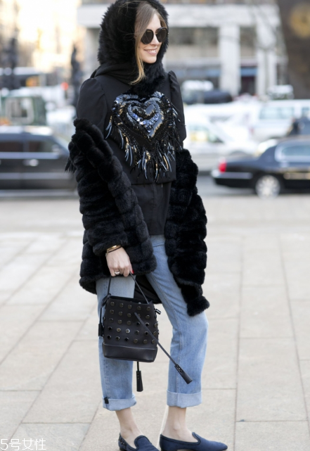 黑色皮草怎么搭配好看？教你凹足造型感