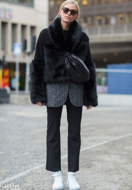 黑色皮草怎么搭配好看？教你凹足造型感