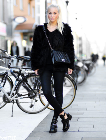黑色皮草怎么搭配好看？教你凹足造型感