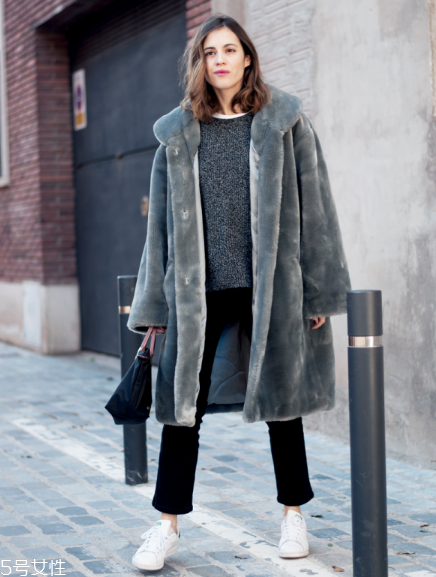 灰色皮草怎么搭配？這樣就能輕松駕馭