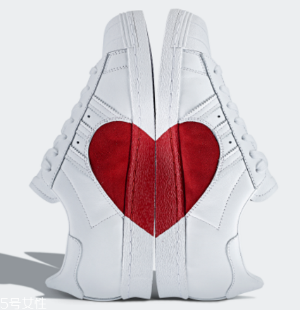 阿迪達(dá)斯情人節(jié)限定版愛(ài)心貝殼頭多少錢(qián)_在哪買(mǎi)？