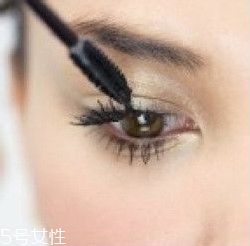 如何挑選合適的睫毛膏？這樣刷睫毛卷翹靚麗
