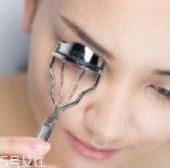 如何挑選合適的睫毛膏？這樣刷睫毛卷翹靚麗