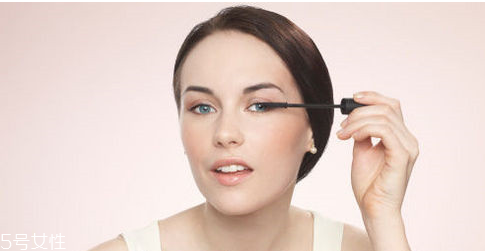 迪奧睫毛膏怎么樣？刷完睫毛膏再夾一次睫毛更卷翹