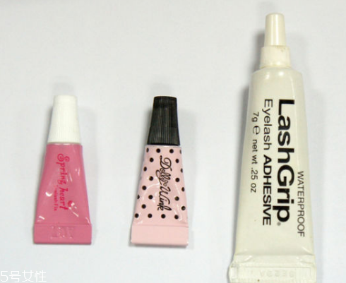 假睫毛膠水過敏怎么辦？貼假睫毛的小技巧