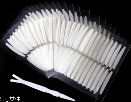 長期佩戴假睫毛有什么危害？適當(dāng)給眼周肌膚放個(gè)假