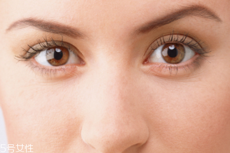 睫毛長(zhǎng)到眼睛里怎么辦？睫毛是毛發(fā)中壽命最短的