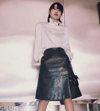 皮裙配什么上衣好看？教你做個硬糖女孩