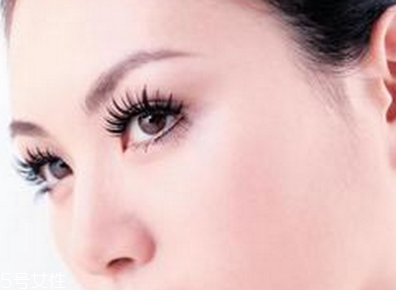 長期佩戴假睫毛有什么危害？適當(dāng)給眼周肌膚放個(gè)假