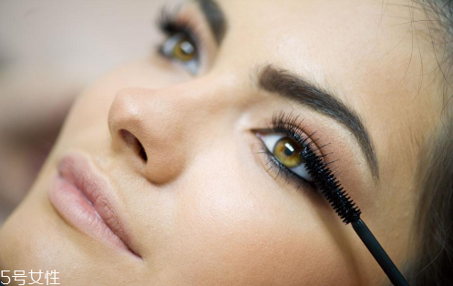 怎么正確使用睫毛夾？這樣刷睫毛眼睛大一倍