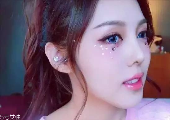 年會畫什么妝最好看上鏡？亮片妝絕對是最耀眼的